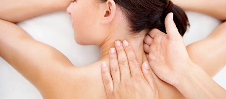 Réaliser des massages thérapeutiques pour la prévention de l'ostéochondrose cervicale. 