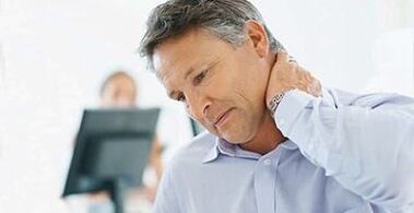 Les symptômes de l'ostéochondrose cervicale sont des douleurs au cou. 