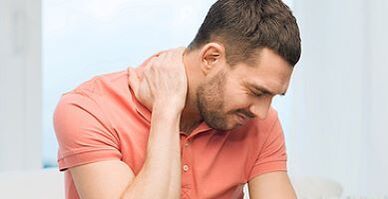 douleur dans le cou d'un homme atteint d'ostéochondrose cervicale