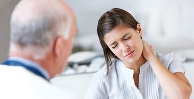 un patient atteint d'ostéochondrose cervicale lors d'un rendez-vous chez le médecin