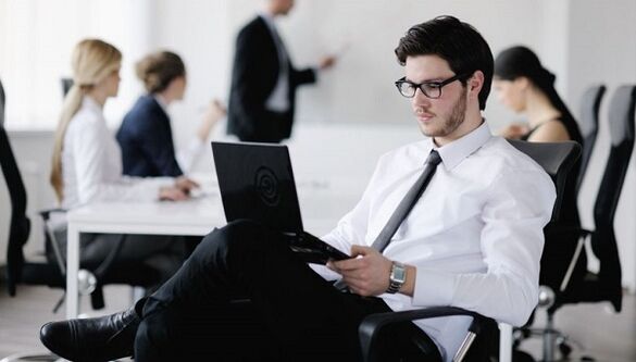 Le travail sédentaire comme cause d'ostéochondrose lombaire.