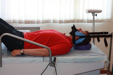 Méthode de traitement par traction de l'ostéochondrose de la colonne vertébrale. 