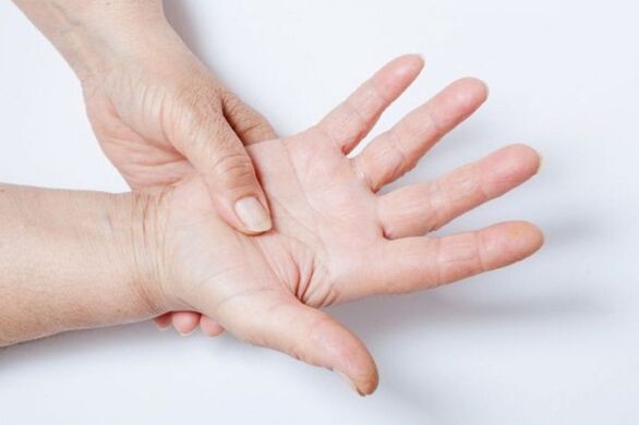 L'engourdissement des mains est l'un des symptômes de l'ostéochondrose lombaire. 
